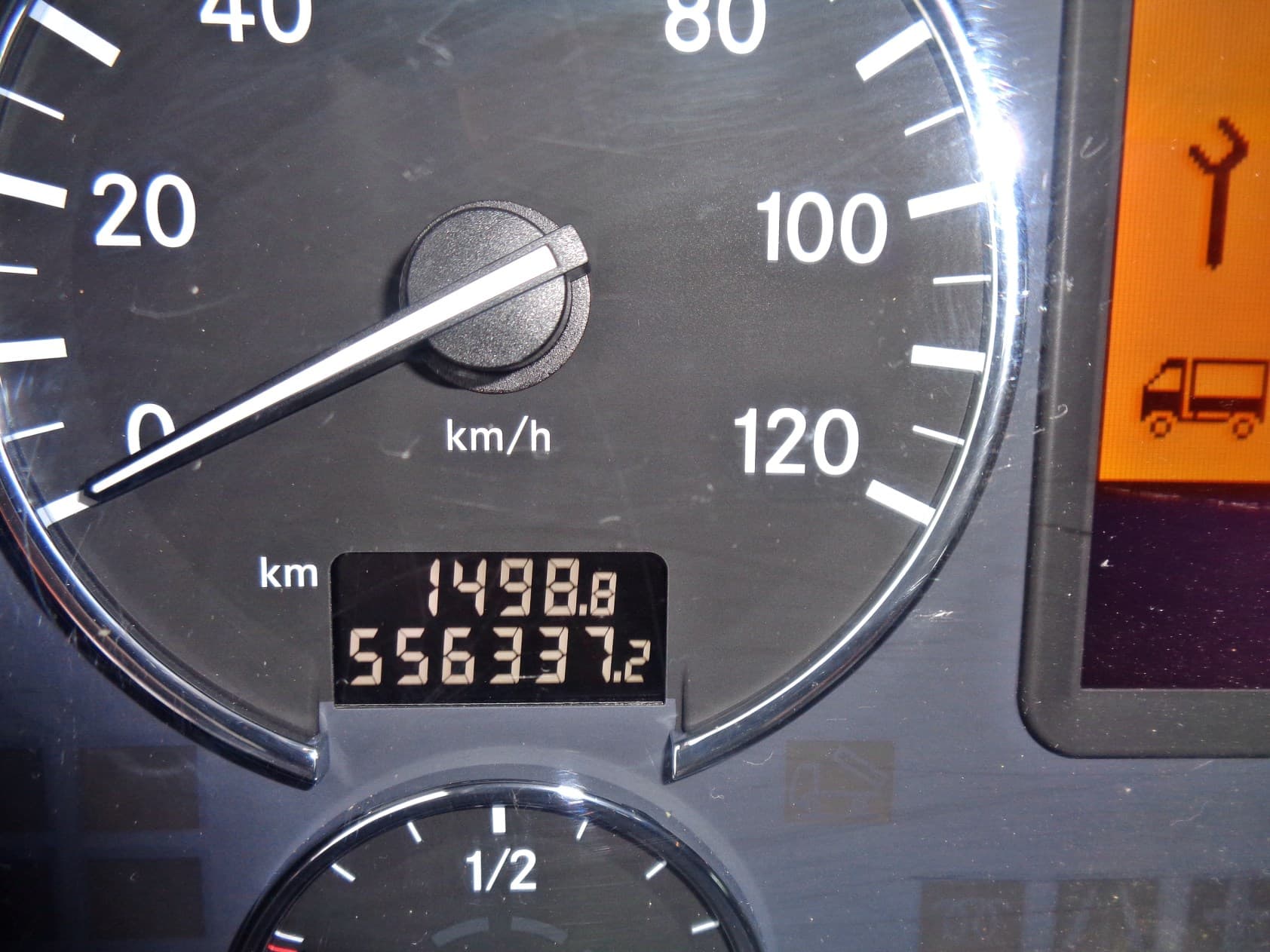 Orange Mercedes-Benz Actros V8 3-Seitenkipper\Vermietung 10