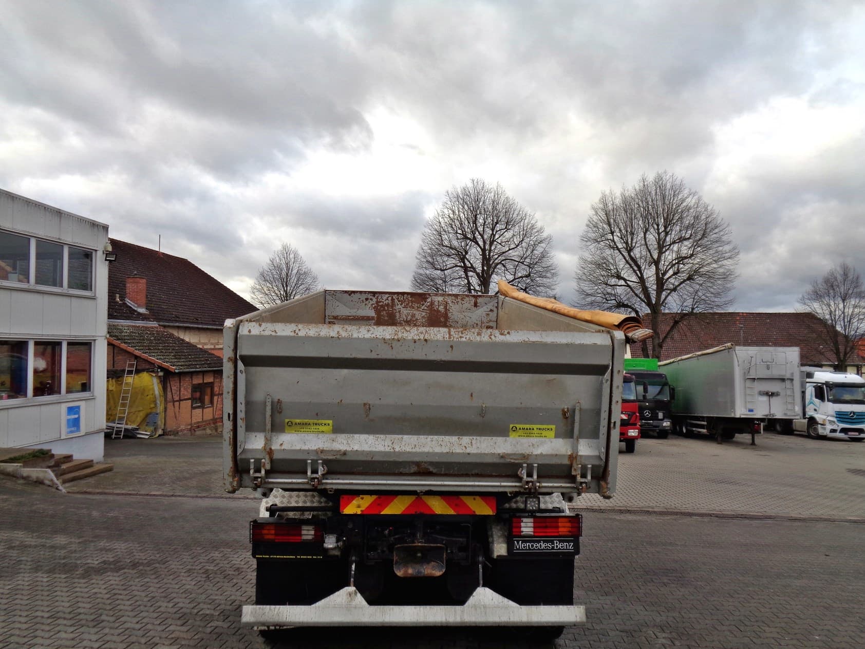 Orange Mercedes-Benz Actros V8 3-Seitenkipper\Vermietung 6